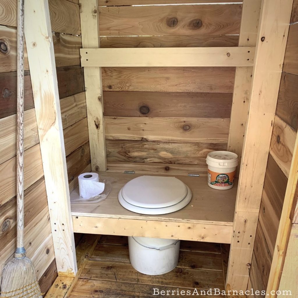 Easy and practical simple outdoor toilet