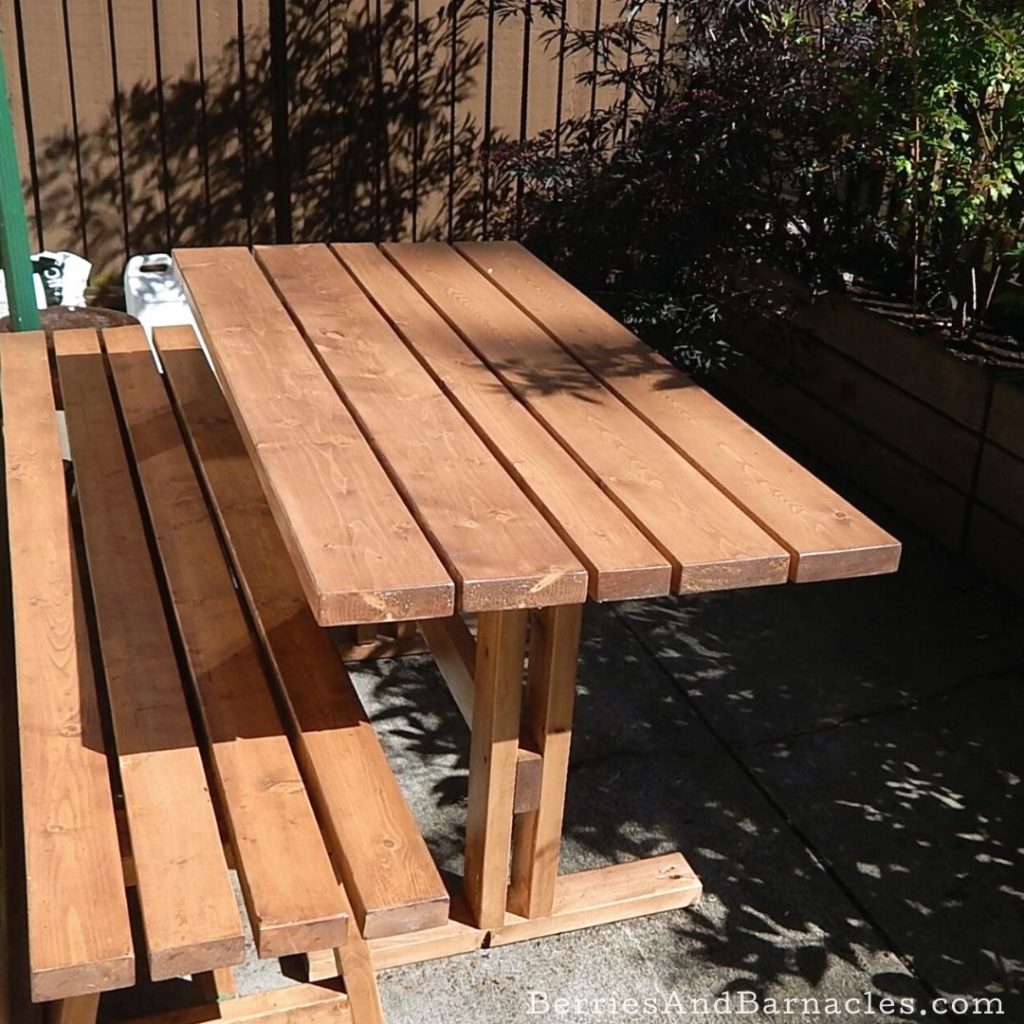 How to build a small patio-sized picnic table with detached benches