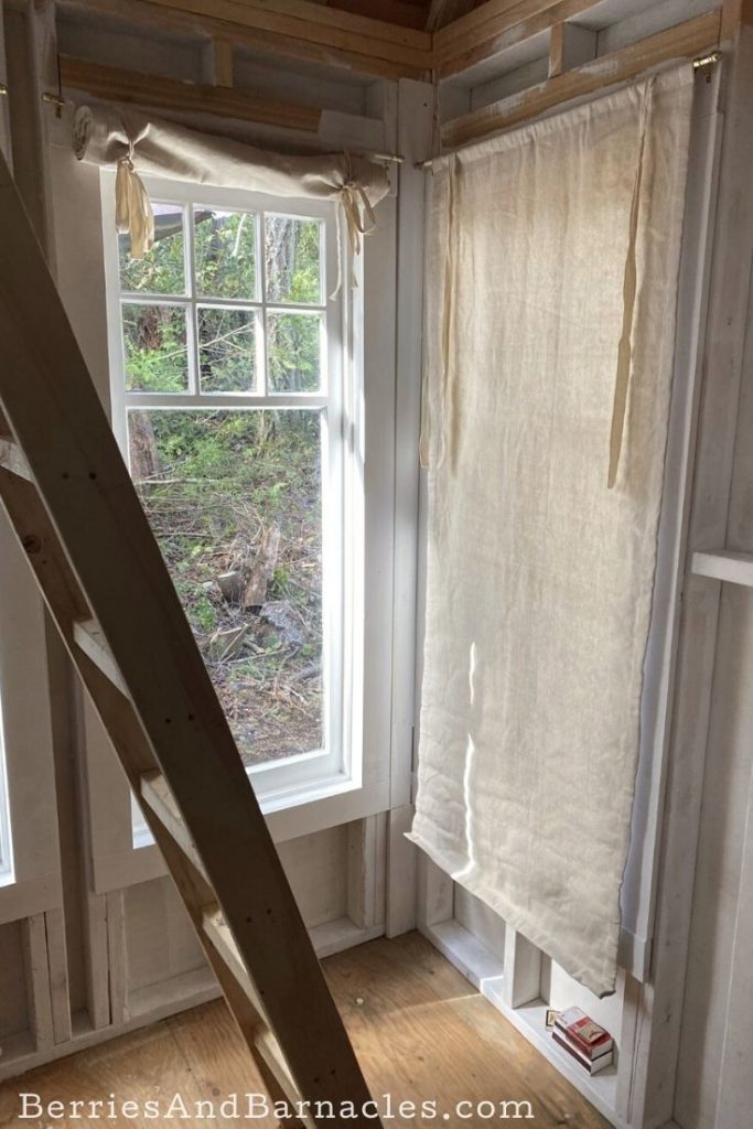 The simplest homemade roller blind from canvas drop cloths.