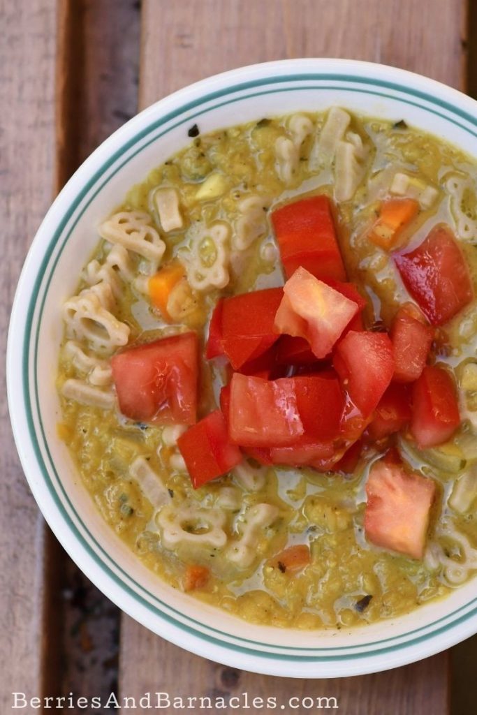 How to make an instant lentil soup with red lentils, noodles and vegetables
